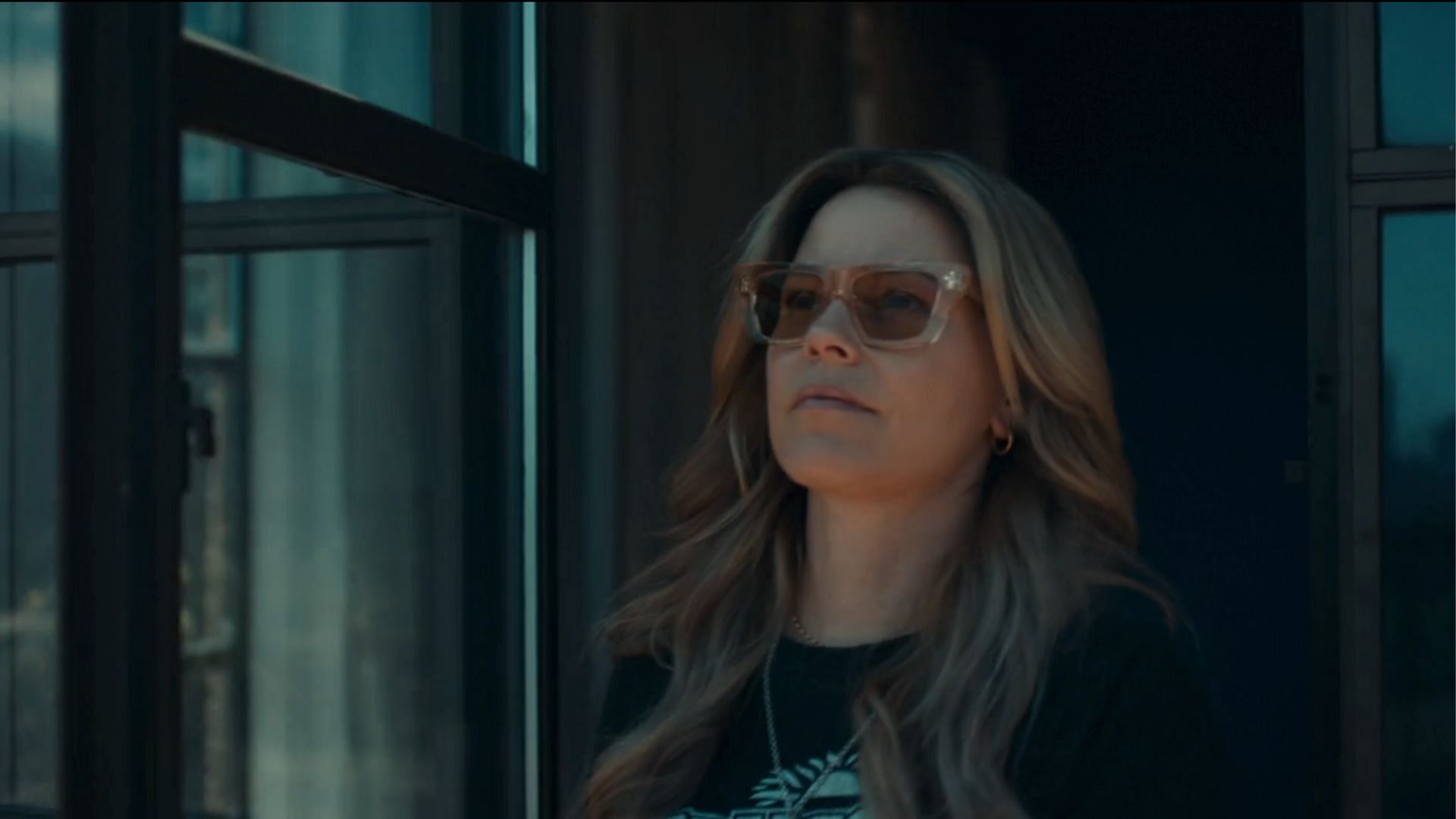 Elizabeth Banks plays Nicky (Image via Amazon Prime Video)